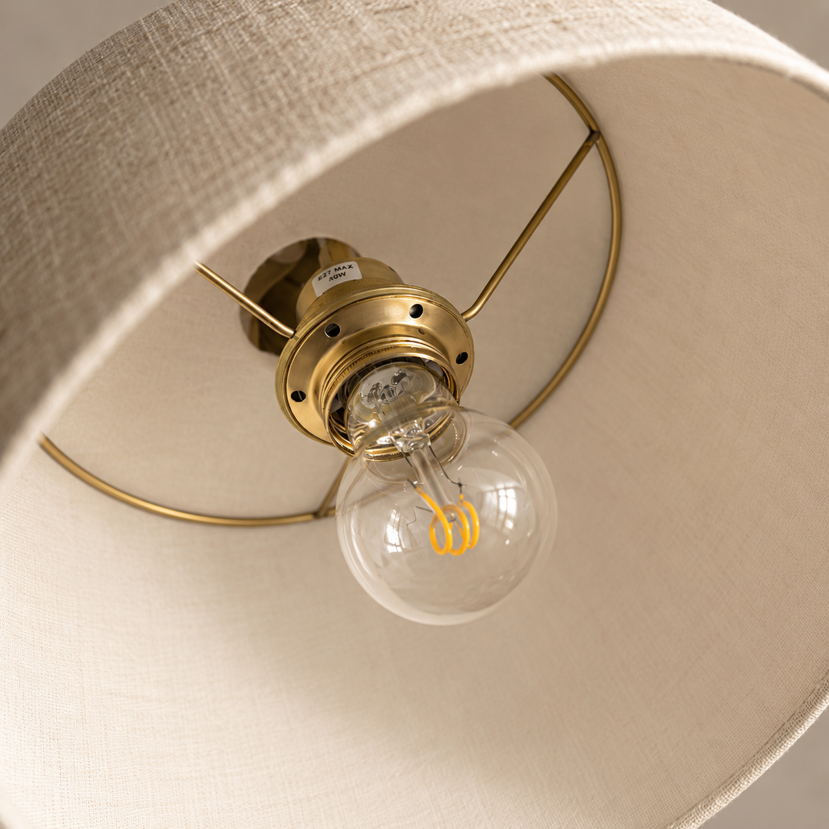 Comment mettre un abat-jour sur une lampe ?