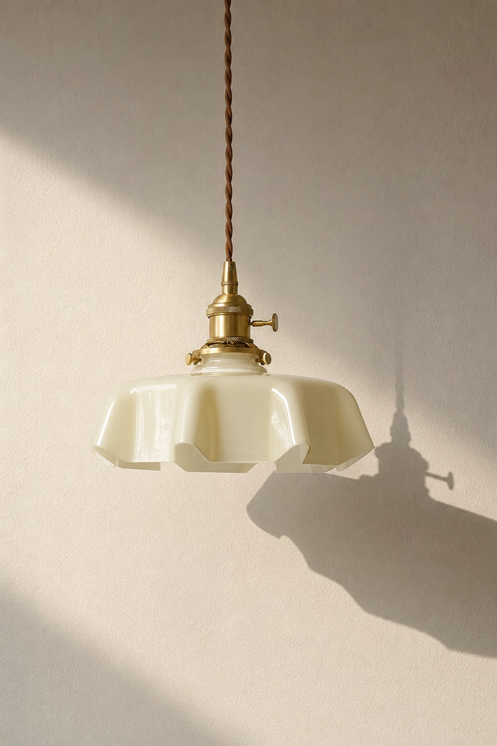 Abat-Jour Suspension en Verre Floral Beige – Olia Rive