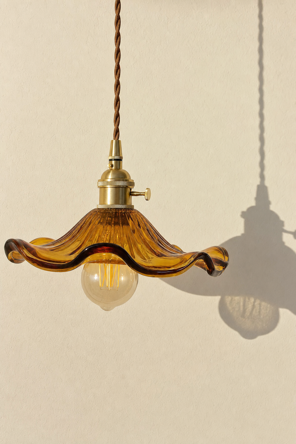 Abat-Jour Suspension en Verre Design Nordique Doré – Milo Muse