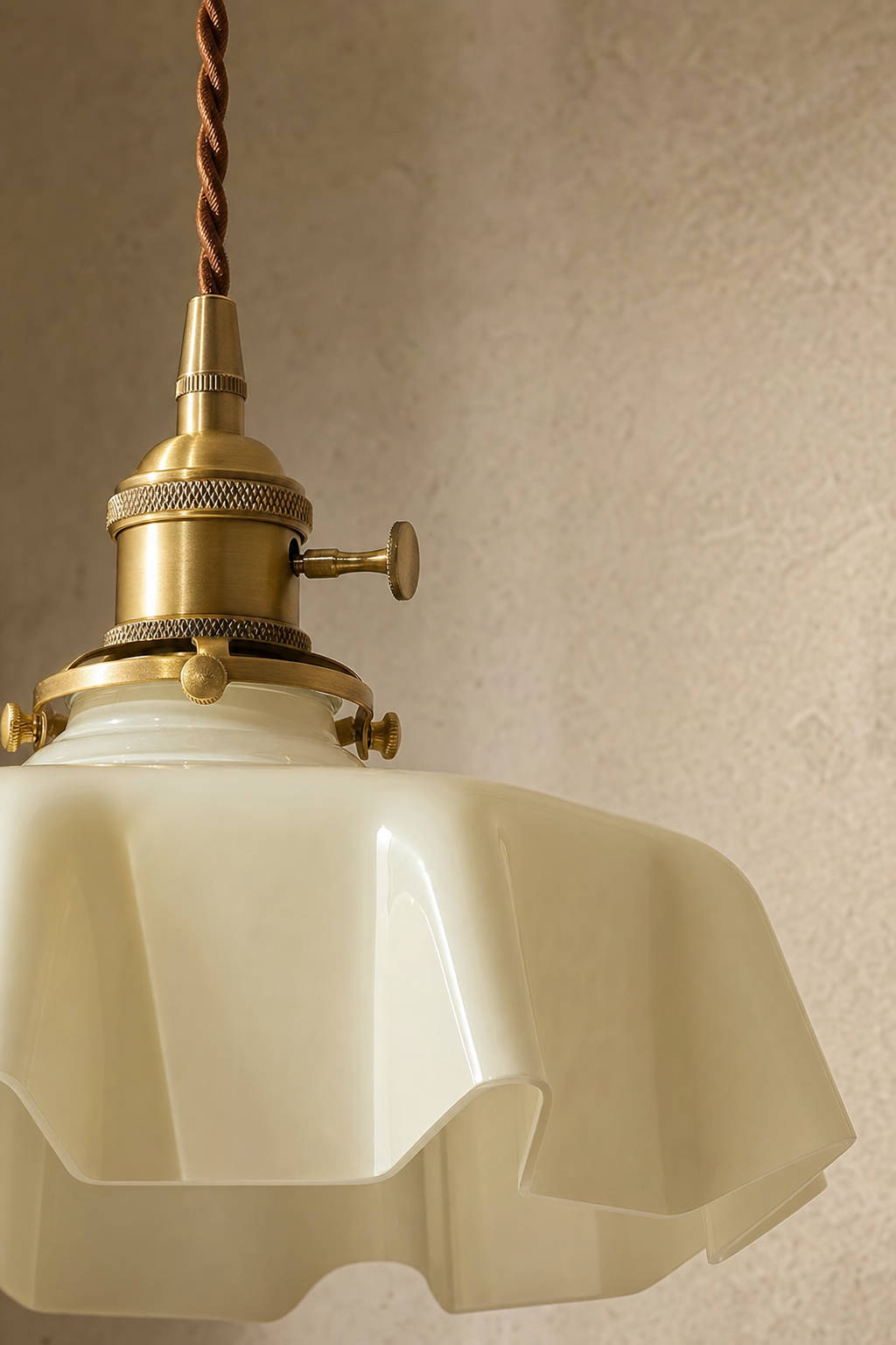 Abat-Jour Suspension en Verre Floral Beige – Olia Rive