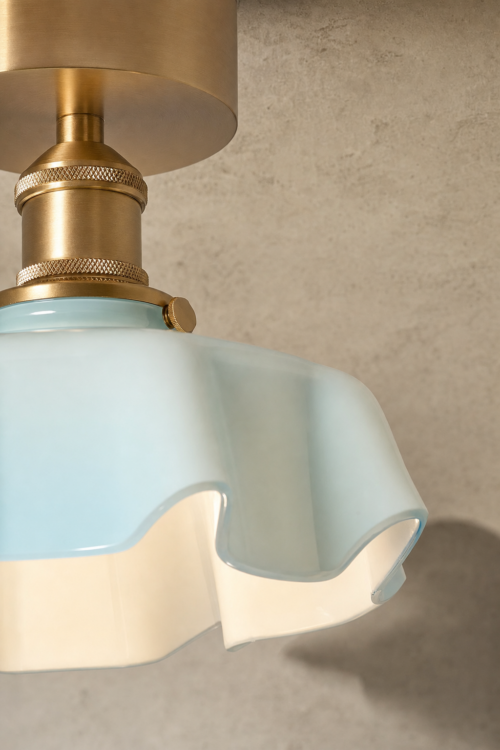 Abat-Jour Suspension en Verre Floral Beige – Celia Halo