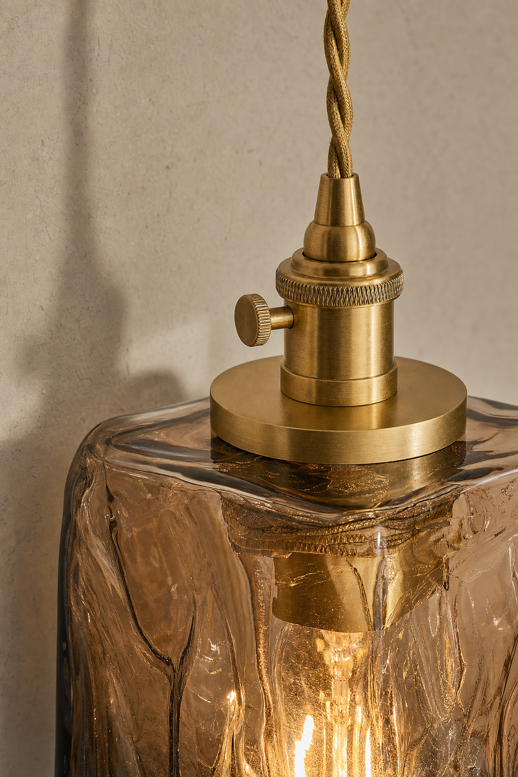 Abat-Jour Suspension en Verre Vintage Doré – Oria Nacre