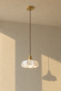 Abat-jour suspension Olia Muse en verre blanc au design floral