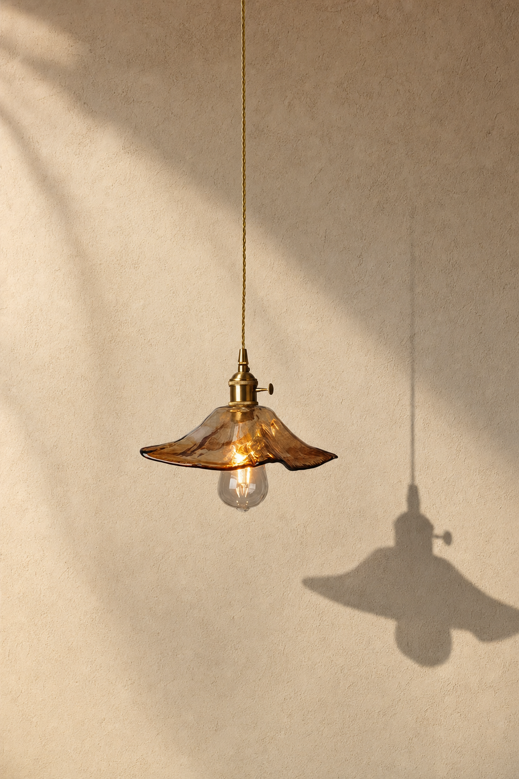 Abat-jour suspension Oria Sable en verre doré au style vintage